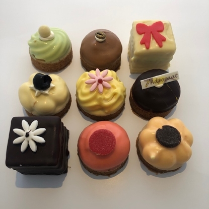 Afbeeldingen van luxe petit fours 9 stuks